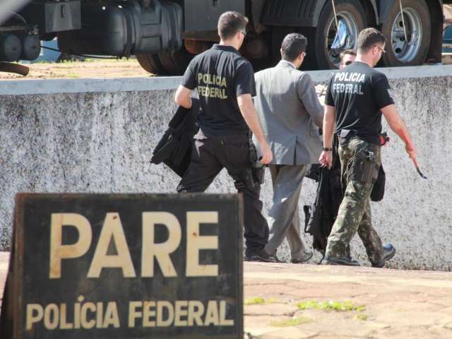 Respons&aacute;vel por compra sem licita&ccedil;&atilde;o que estava foragido se apresenta &agrave; PF