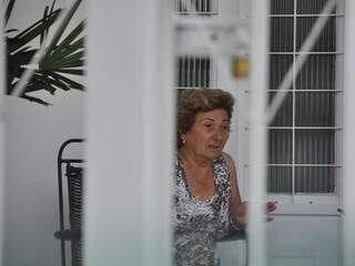 Casa da comerciante aposentada Olga Perez tem o mesmo número que a residência de outra moradora da mesma rua. (Foto: Marcelo Calazans)