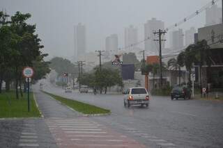 Chuva na avenida Afonso Pena começou exatamente no horário de início oficial do Verão. (Foto: Helton Verão)