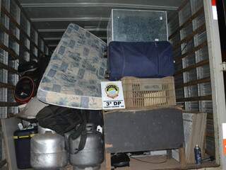 Diversos produtos foram apreendidos pela polícia (Foto: Paula Vitorino)