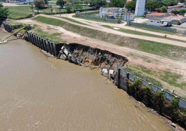 Sob risco de faltar &aacute;gua com barreira rompida, prefeito formaliza emerg&ecirc;ncia 
