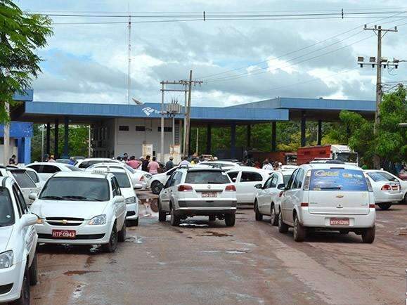Taxistas fecham a fronteira e cobram seguran&ccedil;a ap&oacute;s morte durante corrida