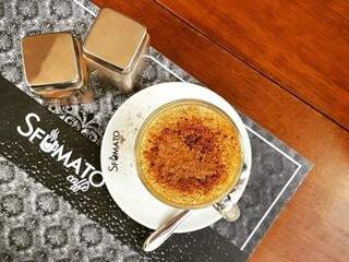 Cappuccino Italiano do Sfumato vem acompanhado com canela e cacau, quem escolhe a dosagem é o cliente (Foto: Reprodução Instagram)