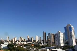 Em Campo Grande, o dia amanheceu com céu de brigadeiro. (Foto: Marcos Hermínio) 