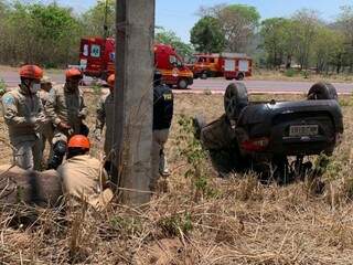 Carro capotou e parou às margens da rodovia. (Foto: Divulgação/Corpo de Bombeiros)