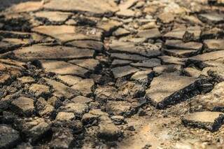 Placas de asfalto arrancadas pela chuva (Foto: Fernando Antunes)