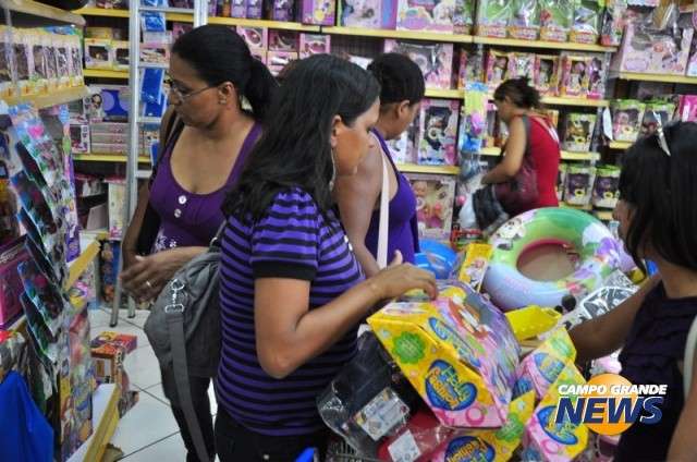 Consumidor opta por &quot;lembrancinhas&quot; e com&eacute;rcio tem pior Natal em dez anos
