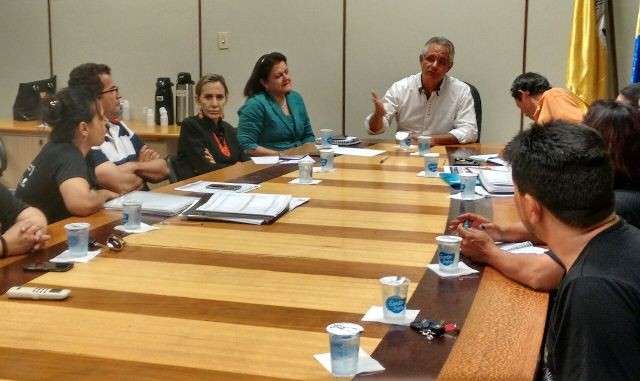 Greve completa uma semana e professores &iacute;ndios bloqueiam rodovia