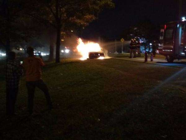 V&iacute;deo: carro &eacute; destru&iacute;do ao pegar fogo na Avenida Gury Marques