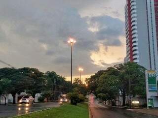 Dia amanhece chovendo em Campo Grande, com mínima de 19ºC. (Foto: André Bittar)