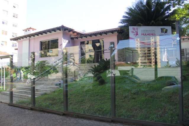 Empresa retira 10 computadores e deixa Secretaria da Mulher &quot;vazia&quot;
