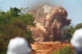 Explosão de rocha na Serra de Rio Negro utilizou mil quilos de dinamite (Foto: Marcos Ermínio)