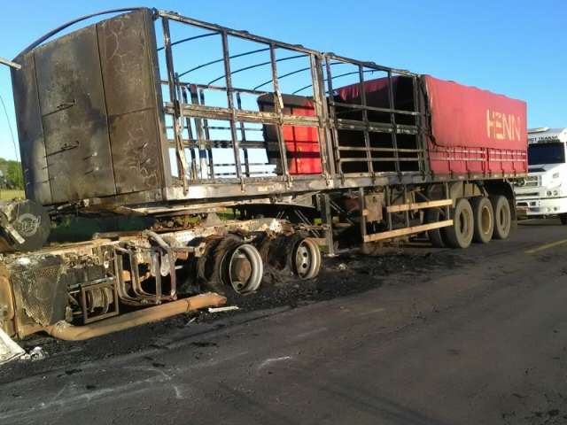  Carreta de Santa Catarina fica destru&iacute;da em inc&ecirc;ndio na MS-156