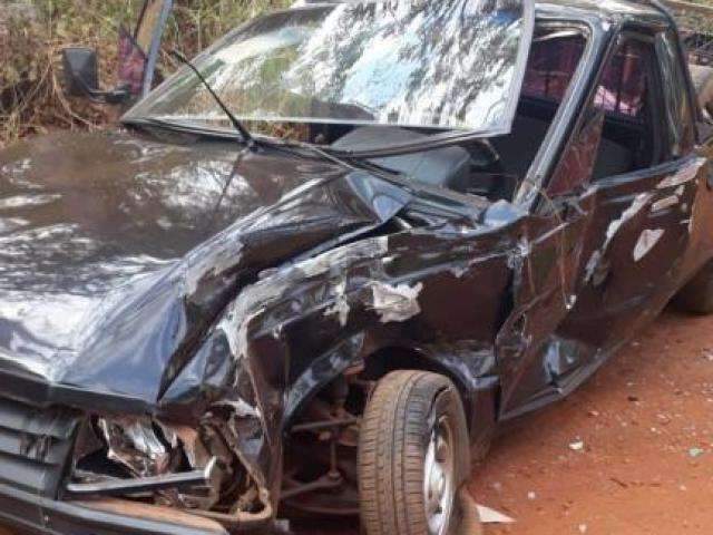 Colis&atilde;o entre &ocirc;nibus e picape deixa casal ferido em estrada vicinal 