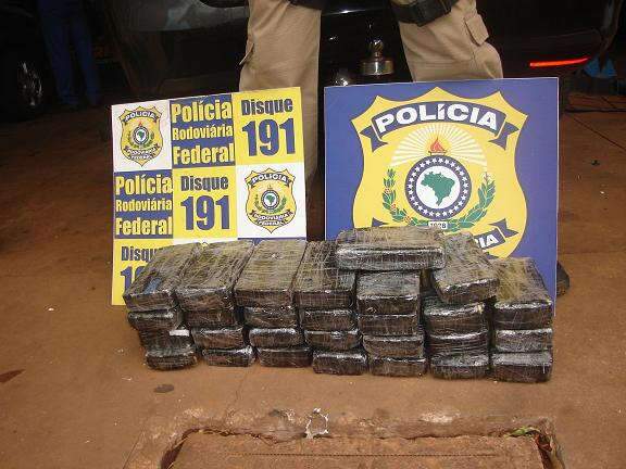  Pol&iacute;cia apreende 35 quilos de coca&iacute;na em carro de luxo
