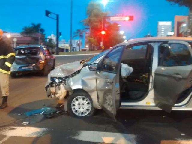 Acidente na Afonso Pena deixa um ferido e carro parcialmente destru&iacute;do