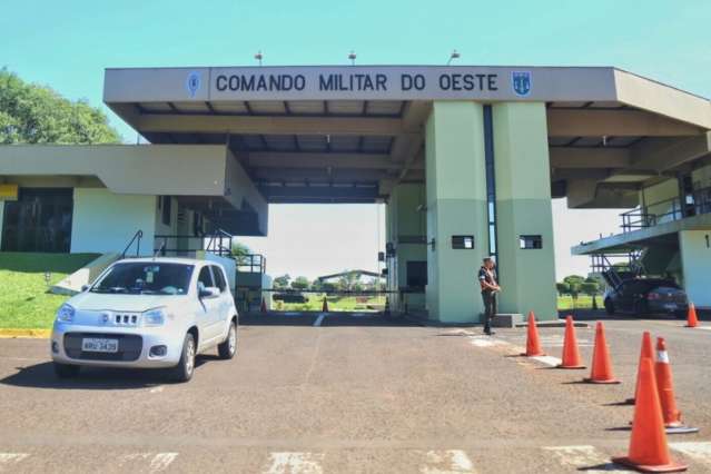 Homem fardado passa atirando em frente ao CMO e atinge dois soldados 