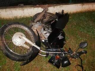 Motocicleta que Rafael conduzia, quando fugiu da polícia (Foto: Direto das Ruas) 