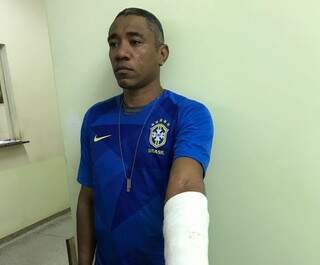 Cleideci Dias Silva estava com braço engessado, mas não tinha fratura (Foto: Fátima News)
