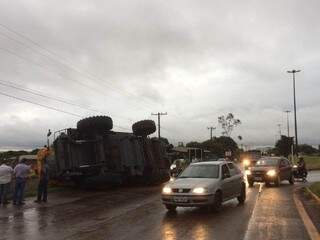 Colheitadeira cai de cima de caminh&atilde;o e interdita parte do tr&aacute;fego na BR-267