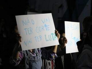 Protesto de estudantes da UFMS dentro do auditório do Glauce Rocha (Foto: Marina Pacheco)