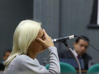 Gabriela chorando ao contar própria versão em júri. (Foto: André Bittar)