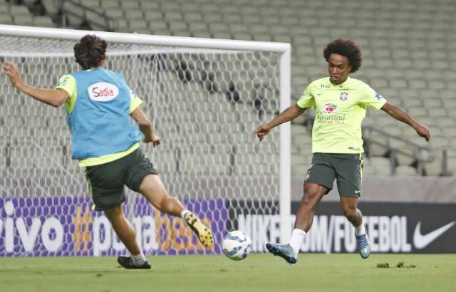  Dunga testa Lucas Moura no lugar de Willian em treino fechado da Sele&ccedil;&atilde;o