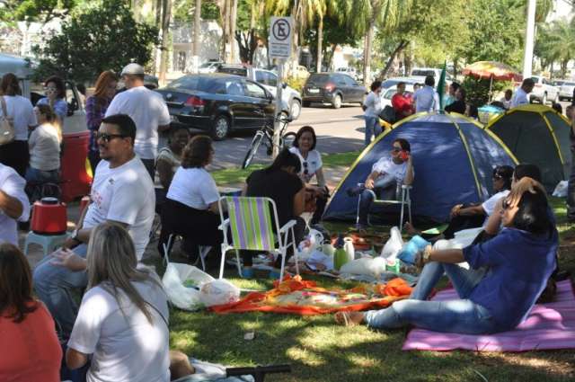 Professores fazem novo bloqueio em avenida &agrave; tarde e voltam &agrave; C&acirc;mara amanh&atilde;