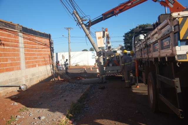 &Ocirc;nibus derruba poste ao ser atingido por carro de luxo no Jardim Am&eacute;rica