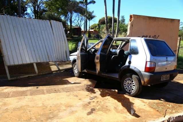 Condutor perde controle de carro e destr&oacute;i muro de casa no Lagoa Parque