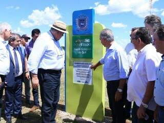 Carlos Marun, à esquerda, com o governador Reinaldo Azambuja, ao lado da placa da obra. (Foto: Kísie Ainoã).