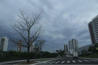 Tempo fechou em Campo Grande no início da tarde desta segunda-feira. (Foto: Kisie Ainoã)