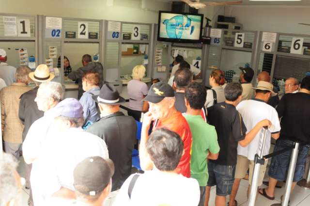 Pr&ecirc;mio de R$ 35 milh&otilde;es da Mega-Sena leva muita gente at&eacute; as lot&eacute;ricas