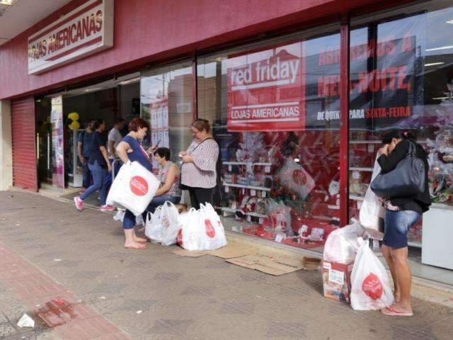 Procon autua Lojas Americanas por fila de quase 3 horas