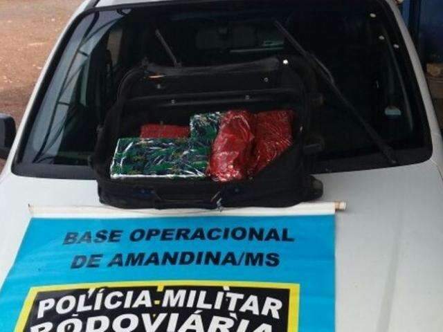 Mulher &eacute; presa e adolescente de 16 anos apreendida com maconha em t&aacute;xi