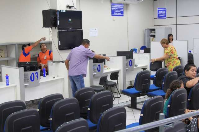 Grupo &quot;d&aacute; com a cara na porta&quot; ao procurar Minist&eacute;rio do Trabalho
