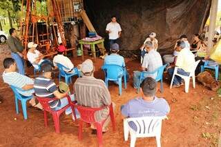 Agricultores de assentamentos reunidos com representantes da prefeitura no lançamento de projeto do leite (Foto: Edson Freitas/Divulgação)