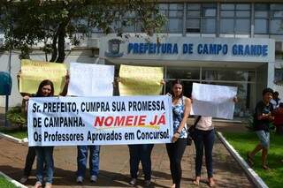 Manifestantes dizem que a convocação é promessa de campanha do prefeito. (Foto:Pedro Peralta)