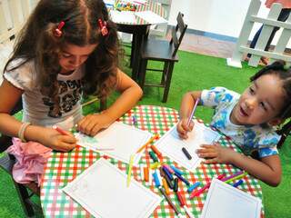 Crianças se realizam ao escrever o que querem debaixo da árvore de Natal. (Foto: João Garrigó)