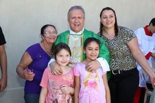 Família posa para foto com o arcebispo de Campo Grande, Dom Dimas. (Foto: Fernando Antunes) 