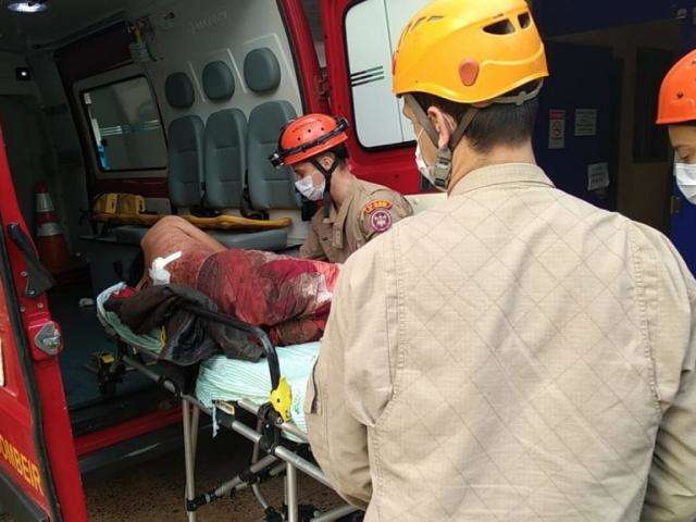 Homem ferido a golpes de faca &eacute; encontrado na beira de estrada