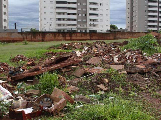 Vizinhos reclamam de lixo  acumulado em terreno baldio no Jardim Am&eacute;rica 