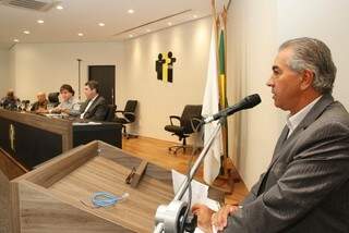 Governador Reinaldo Azambuja (à direita), durante discurso na Assomasul, nesta quinta-feira (20) (Foto: Edson Ribeiro/Assomasul)