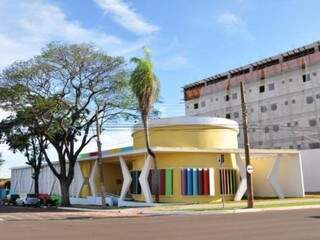 Fachada do antigo albergue ganhou cores para dar espaço à nova sede da Casa de Ensaio. (Foto: Luciano Muta)