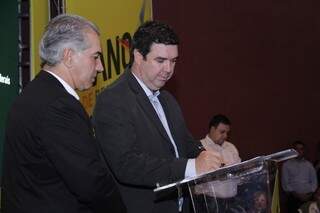 Governador Reinaldo Azambuja e secretário de Governo, Eduardo Correa Riedel, assinam contrato com metas para 2016 (Foto: Alan Nantes)