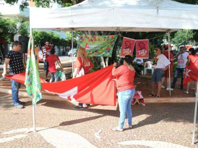 Ato em favor de Lula re&uacute;ne poucos na 14 com a Afonso Pena