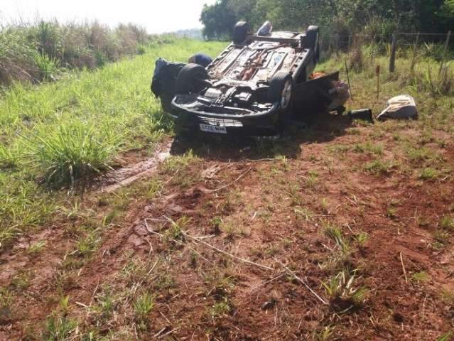 Ao tentar ultrapassagem, carros colidem e um capota &agrave;s margens da MS-276