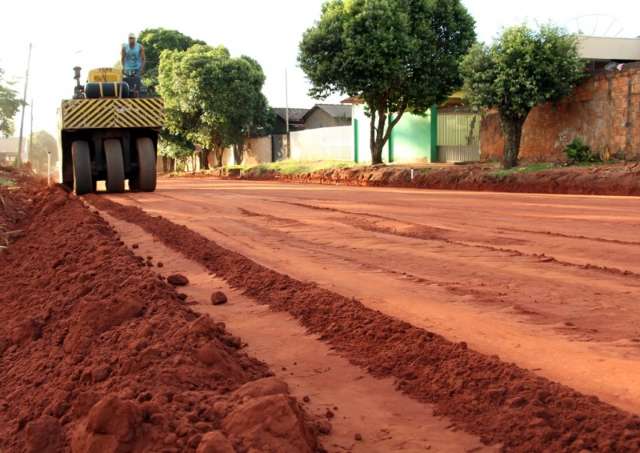 Ruas destru&iacute;das por chuvas s&atilde;o recuperadas e prefeito anuncia asfalto