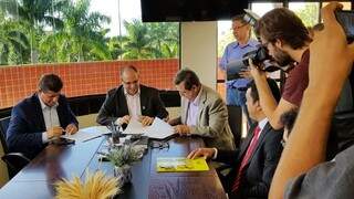 Assinatura de acordo de cooperação técnica foi firmado nesta sexta-feira (23), em Bonito. (Foto: Divulgação/Fertel) 