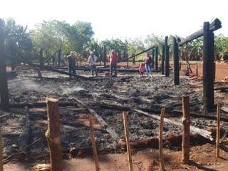 Casa de reza da aldeia Jaguapiru foi destruída por incêndio nesta segunda-feira (Foto: Direto das Ruas)